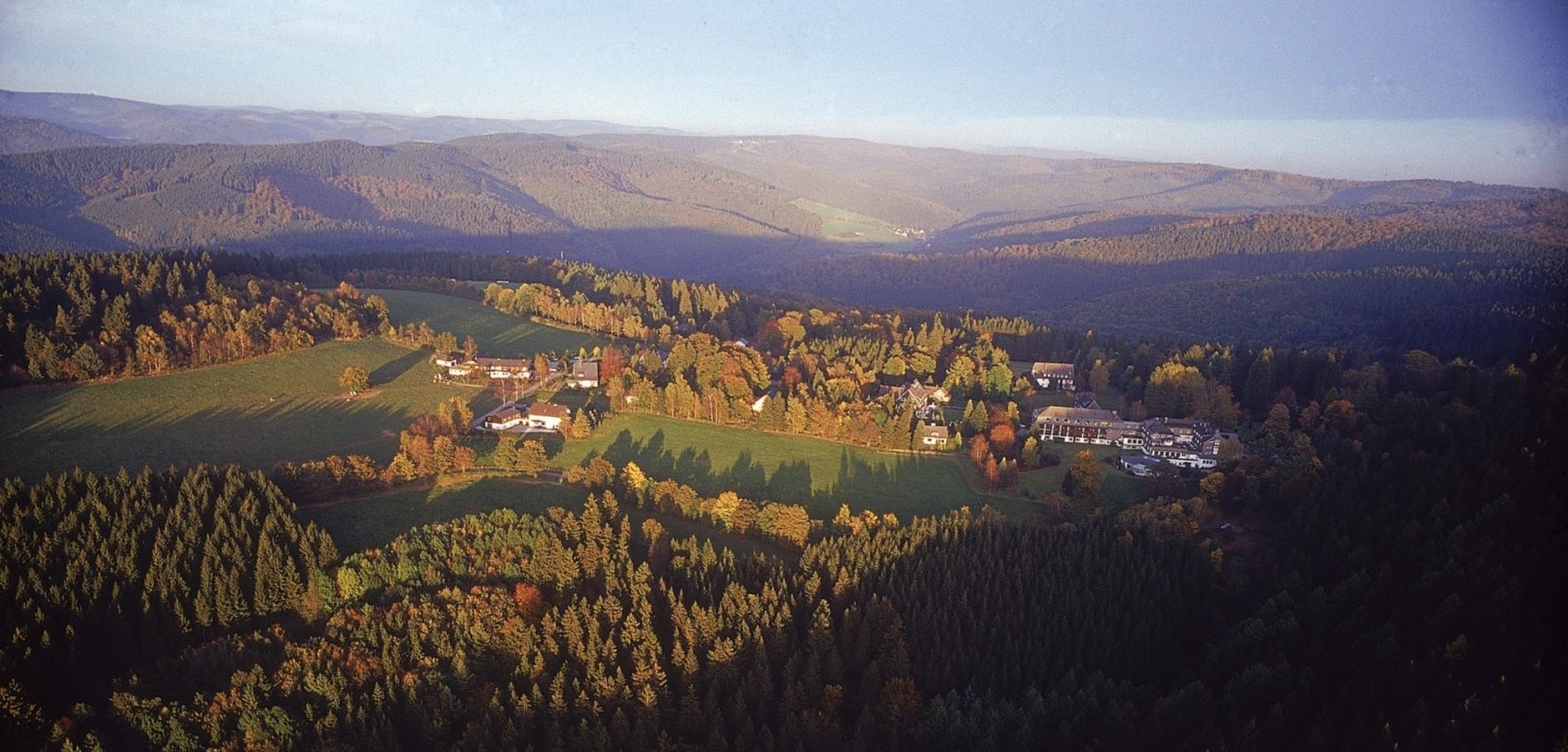 Das Hotel Jagdhaus Wiese liegt malerisch in mitten von ausgedehnten Wäldern im Naturpark Rothaargebirge am Rothaarsteig