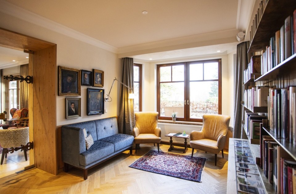 Die Bibliothek im Hotel Jagdhaus Wiese wird liebevoll gepflegt und stellt eine Besonderheit unter den Hotels im Sauerland dar.