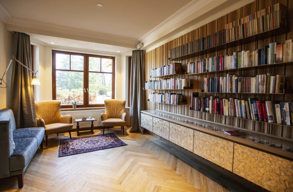 Das Hotel Jagdhaus Wiese im Sauerland verfügt über eine gemütliche und gut sortierte Bibliothek