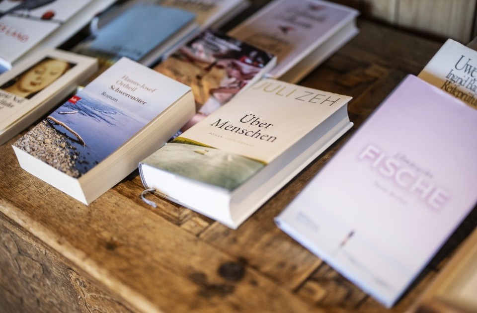 Die Bibliothek im Hotel Jagdhaus Wiese im Sauerland verfügt über eine bunte Mischung aus Unterhaltungs- und Sachliteratur, Bildbänden und Kinderbüchern