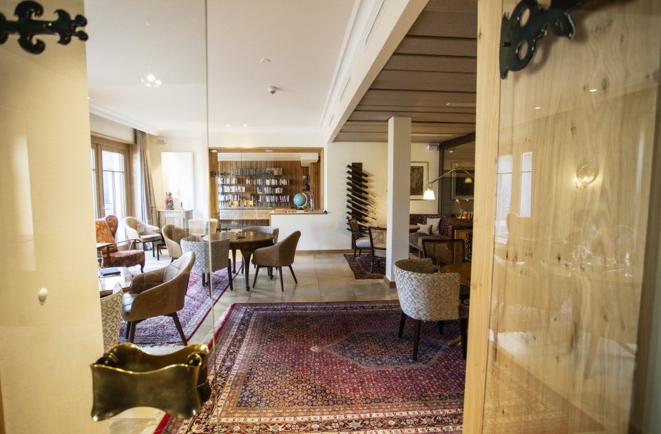 Das Gästewohnzimmer ist der gemütliche Rückzugsort für Hausgäste im Hotel Jagdhaus Wiese im Sauerland.