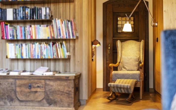 Cosy retreats also characterise the library at the Hotel Jagdhaus Wiese in the Sauerland.