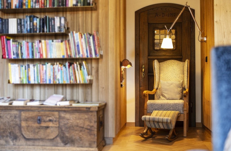 Gemütliche Rückzugsorte zeichnen auch die Bibliothek im Hotel Jagdhaus Wiese im Sauerland aus.