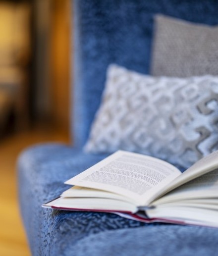 You will find a cosy reading chair and a good book in many places in the Hotel Jagdhaus Wiese