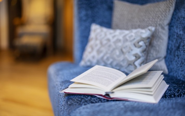 You will find a cosy reading chair and a good book in many places in the Hotel Jagdhaus Wiese