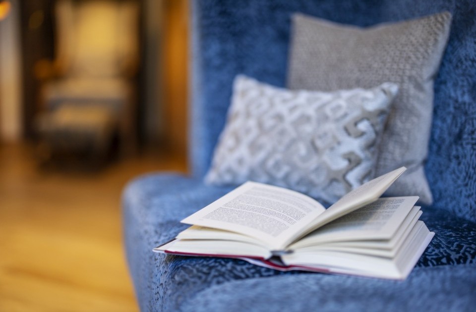 Einen gemütlichen Lesesessel und ein gutes Buch finden Sie an vielen Stellen im Hotel Jagdhaus Wiese