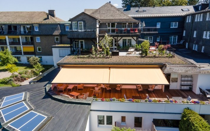 Luftaufnahme von Dachgarten und Sonnenterrasse auf der Westseite des Hotels Jagdhaus Wiese im Sauerland