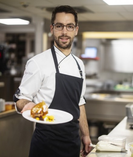 Christof Schulte ist Patissier im Hotel Jagdhaus Wiese und im Restaurant Jagdstube und präsentiert eines seiner Desserts