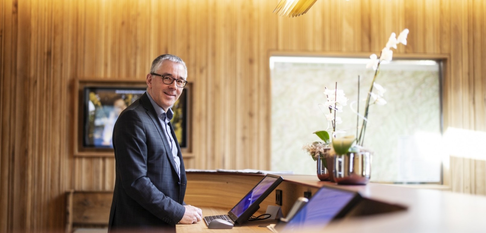 Der Empfangschef des Vier-Sterne-Hotels Jagdhaus Wiese im Sauerland an der neuen Rezeption.