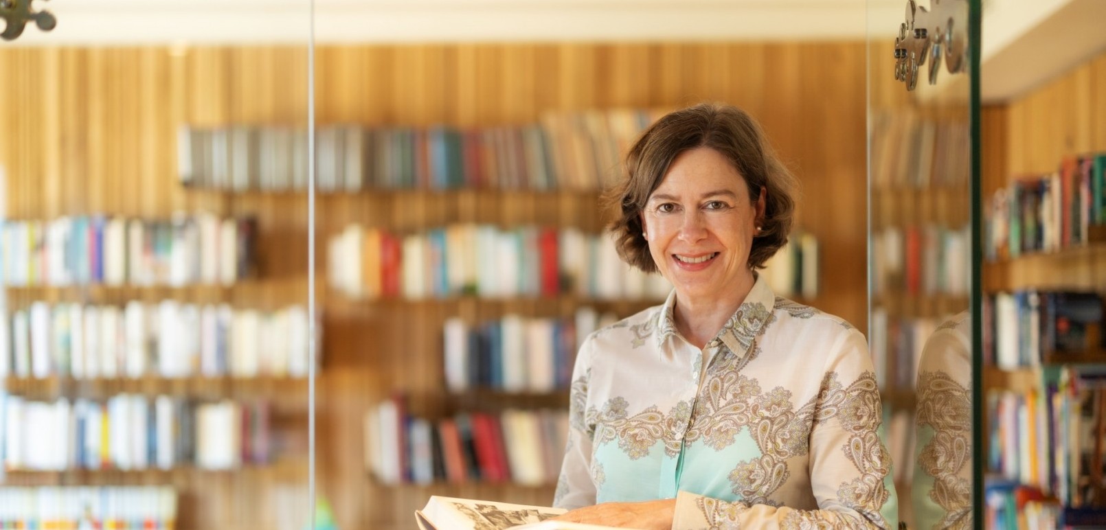Katia Herrlitz kümmert sich als Mitglied der Familie unter anderem um die Bibliothek des Hotels Jagdhaus Wiese