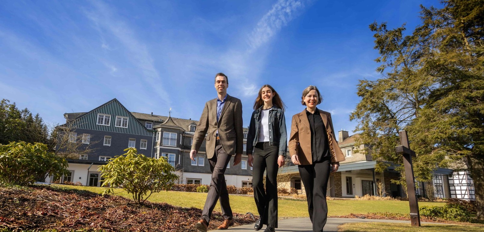 Family photo of the Wiese-Gerlach family in front of the Hotel Jagdhaus Wiese in spring 2025