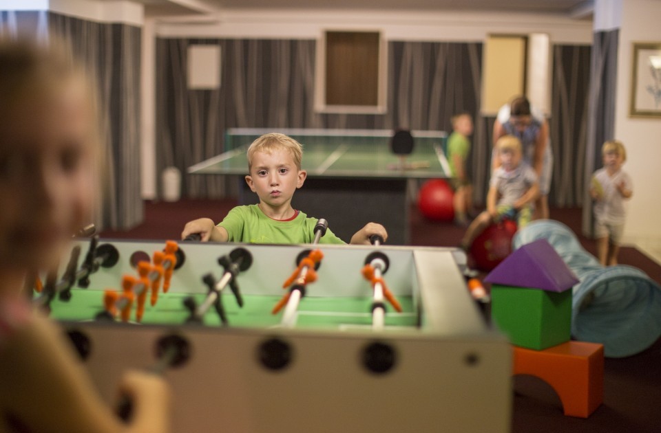 Spiel und Spaß am Tischkicker im Kinderspielzimmer des Familienhotels Jagdhaus Wiese im Sauerland
