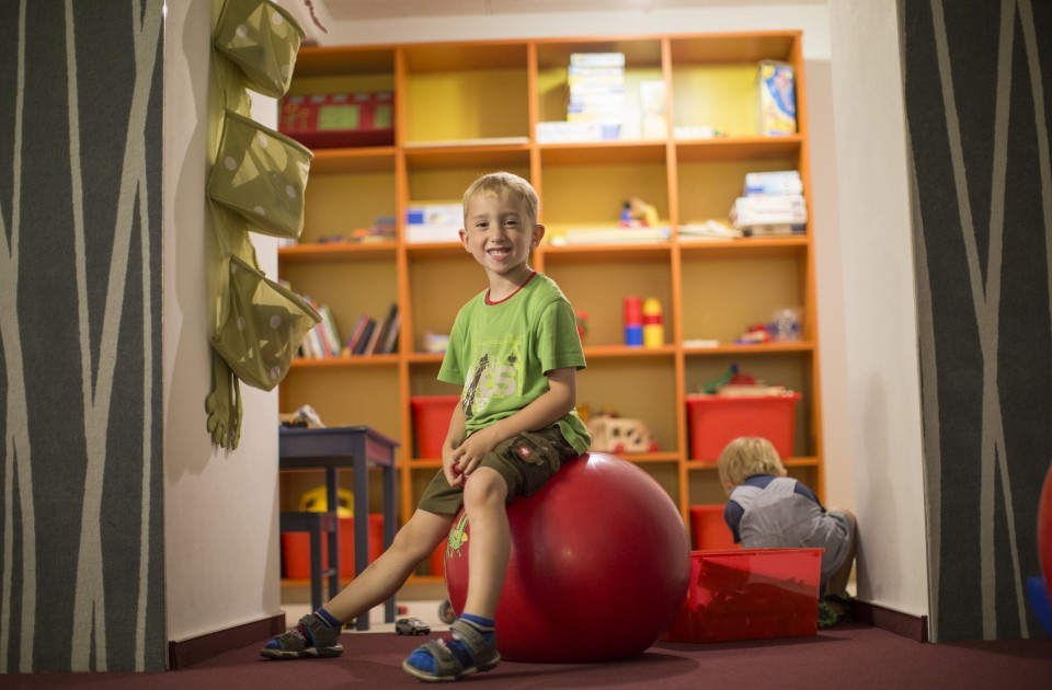 Kleinkinder freuen sich über das Kinderspielzimmer im Familienhotel Jagdhaus Wiese im Sauerland