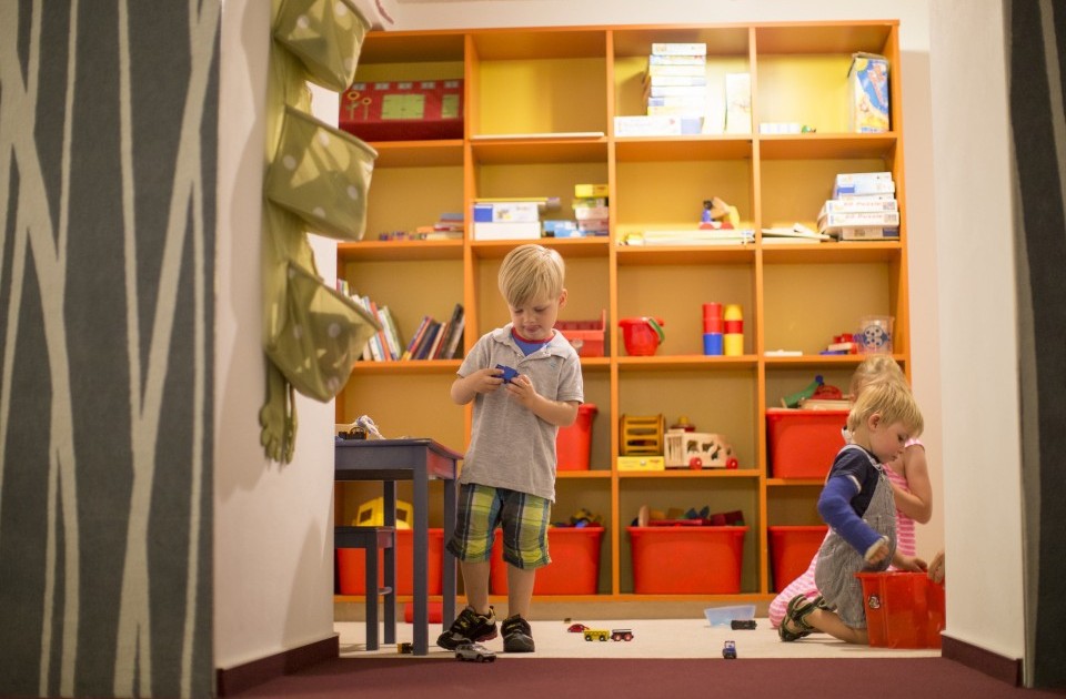 Kinder freuen sich über das Kinderspielzimmer im Familienhotel Jagdhaus Wiese im Schmallenberger Sauerland