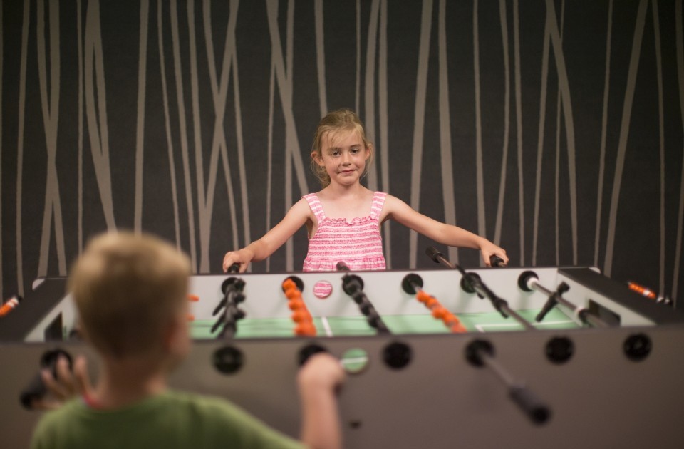 Familien freuen sich über den Tischkicker im Familienhotel Jagdhaus Wiese im Sauerland