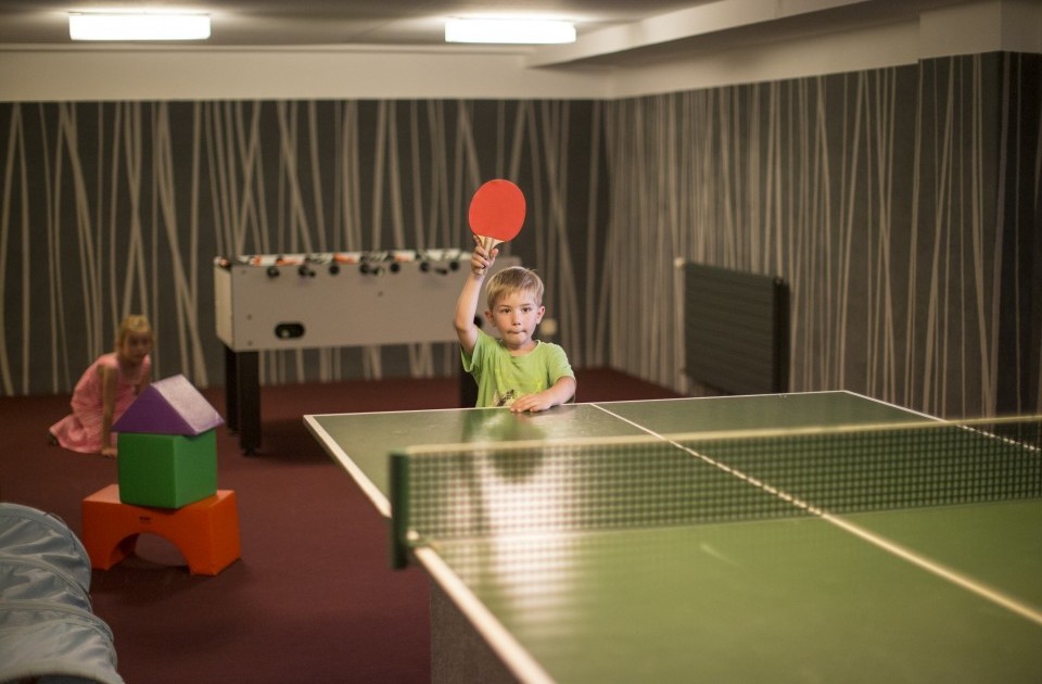 Kinder und Jugendliche freuen sich über den Hobbyraum mit Tischtennis und Kicker im Familienhotel Jagdhaus Wiese im Sauerland
