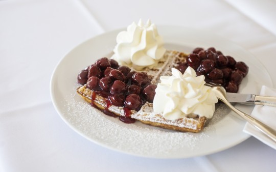 The fresh waffles with raspberries or cherries are a speciality for which many guests from the Sauerland make a day trip to the Hotel Jagdhaus Wiese