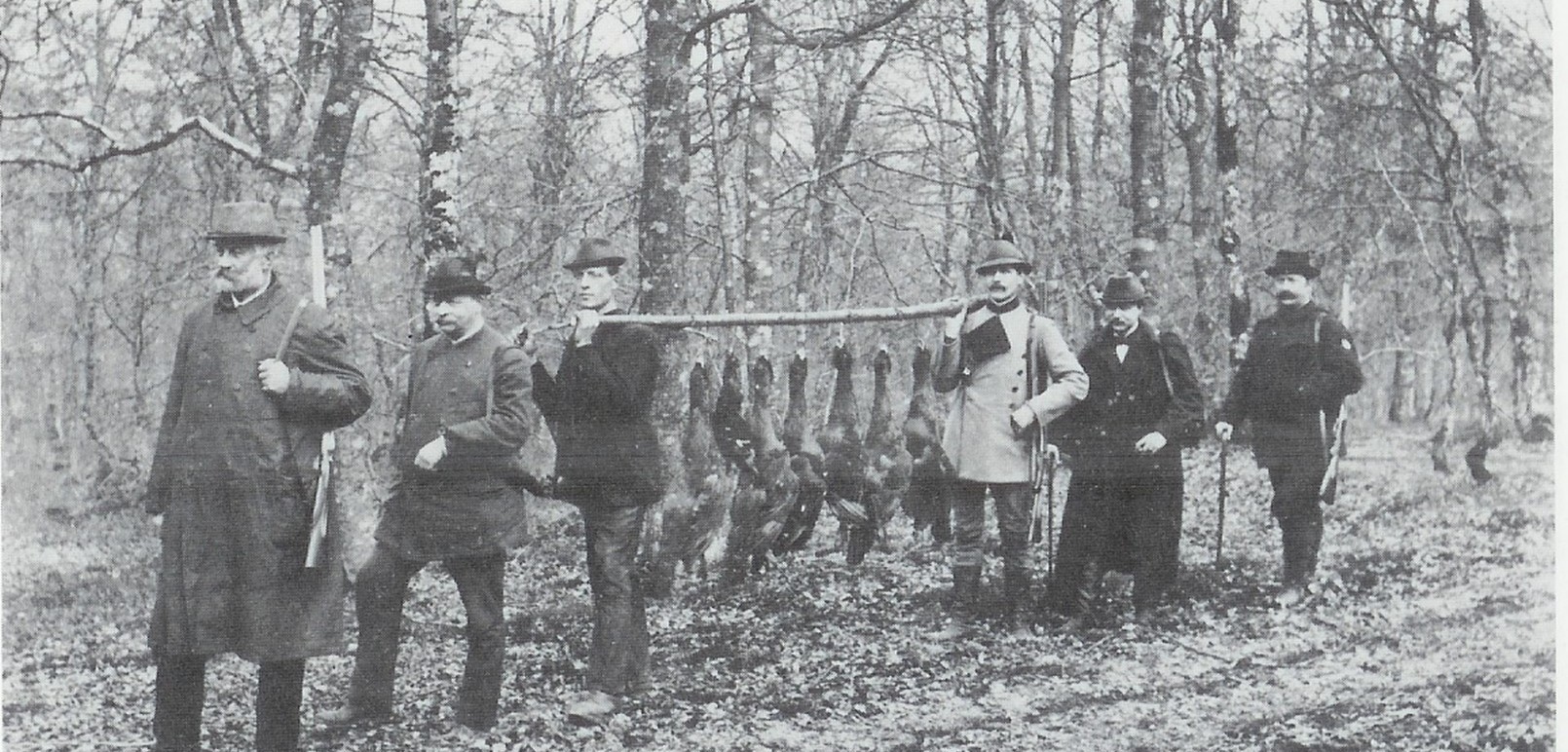Historische foto van een jachtpartij die terugkeert van een auerhoenjacht op de Rothaarkam in het Sauerland
