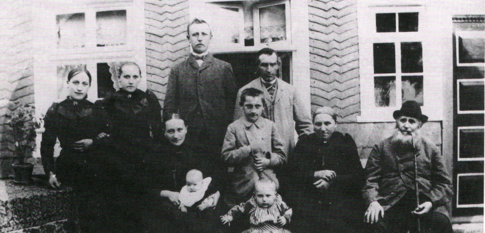 Familiefoto van de eigenaarsfamilie Wiese uit 1895, Klemens Wiese in een lichtgekleurd pak, zijn vrouw Ferdinande voor hem zittend
