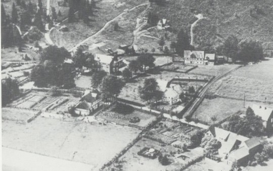 Luchtfoto van het dorp Jagdhaus in het Sauerland uit 1932, met het huidige Hotel Jagdhaus Wiese in het midden van de foto.