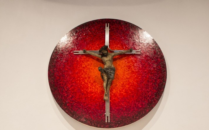 Tabernakel van professor Toni Schneider-Manzell en altaarstuk met historisch Christus Corpus op een modern kruis en achtergrond in de Hubertuskapel in Schmallenberg-Jagdhaus.