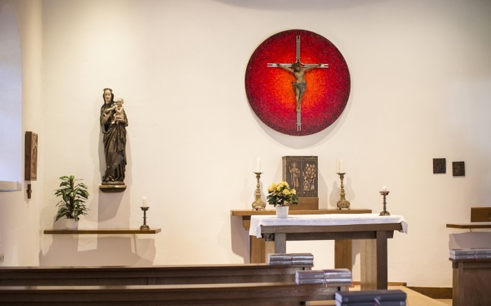 Binnenzicht van de Hubertuskapel in Jagdhaus in het Sauerland met altaar en Madonna.