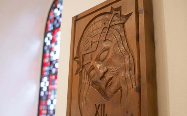 De kruisweg in de Hubertuskapel in Schmallenberg-Jagdhaus is ontworpen door professor Toni Schneider-Manzell.