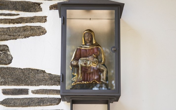 Offeraltaar met historische Pieta bij de Hubertuskapel in Schmallenberg-Jagdhaus in de regio Sauerland