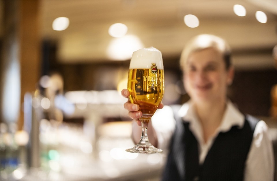 Frisches Veltins aus dem Sauerland wird im Hotel Jagdhaus Wiese an der Bar und im Restaurant verzapft.