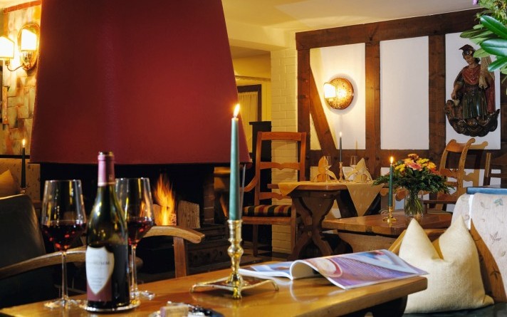 The place for cosy hours is the open fireplace in the Hotel Jagdhaus Wiese in the Sauerland