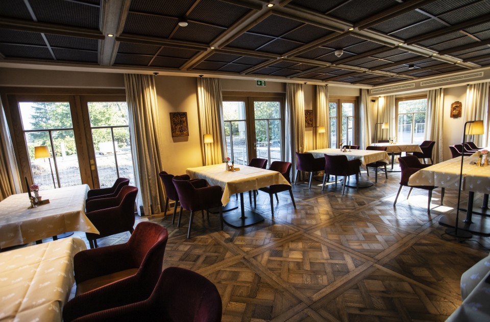 Stilvoll, hell und gemütlich präsentiert sich das Restaurant Jagdstube im Sauerland