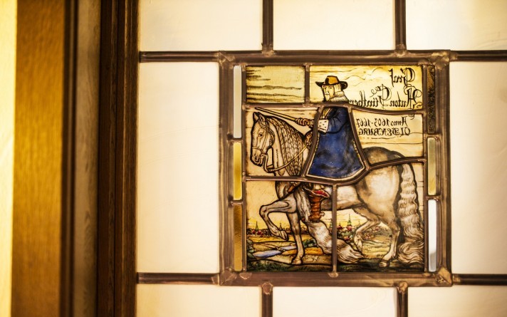 Loving details such as old glass art characterise the special ambience of the Jagdstube restaurant in the Sauerland region