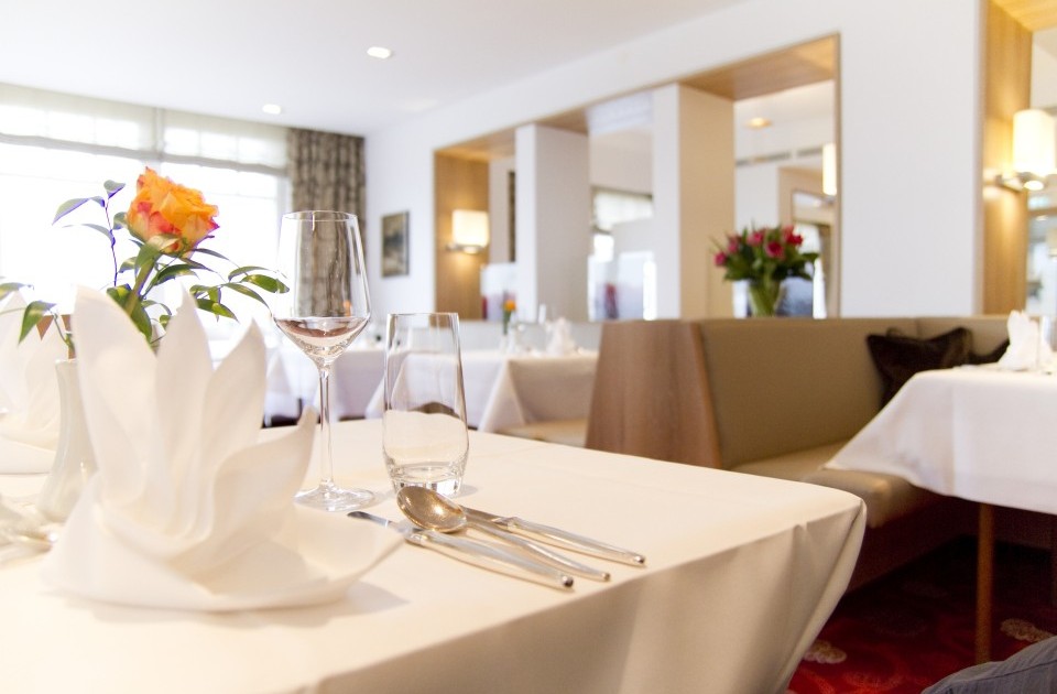 Festlich gedeckter Tisch im Parkrestaurant im Hotel Jagdhaus Wiese im Sauerland