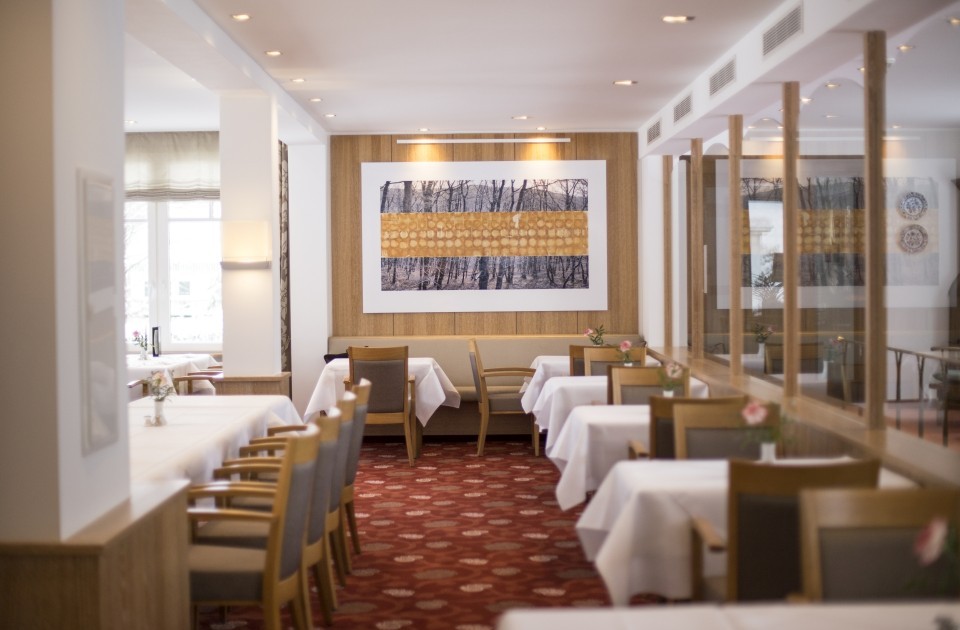 Ein großformatiges Kunstwerk von Frau Professor Jetelova schmückt das Parkrestaurant im Hotel Jagdhaus Wiese im Sauerland