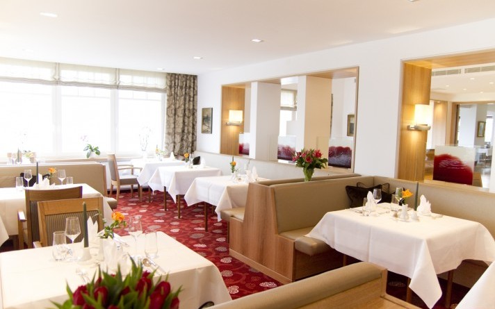 Park restaurant in the Hotel Jagdhaus Wiese in Schmallenberg with set tables