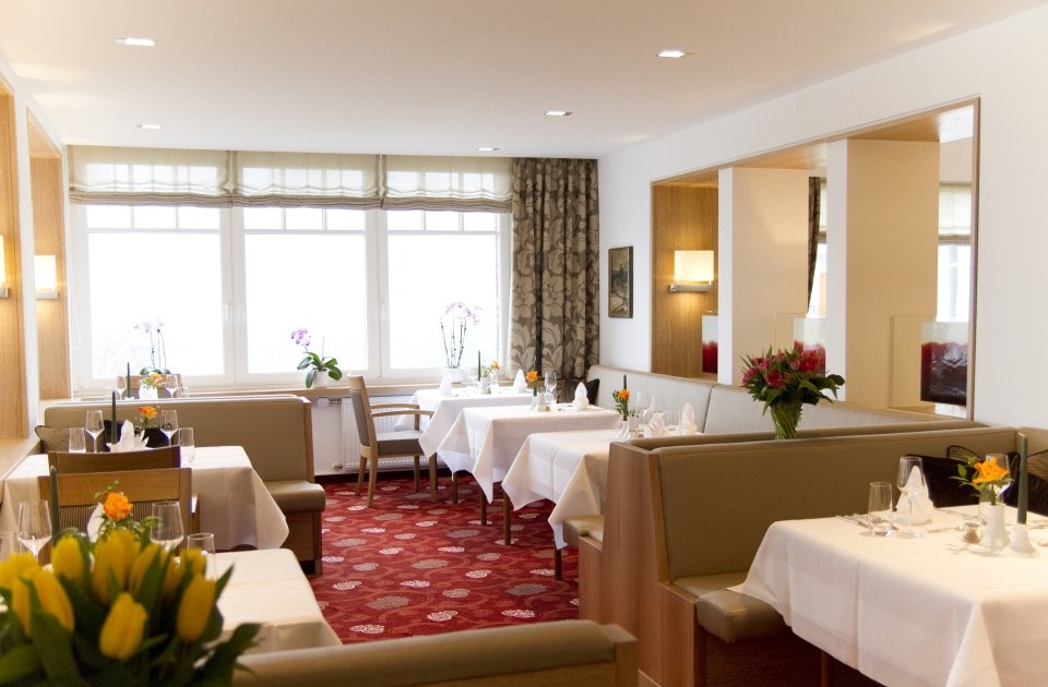 Gedeckte Tische im Parkrestaurant im Hotel Jagdhaus Wiese im Sauerland