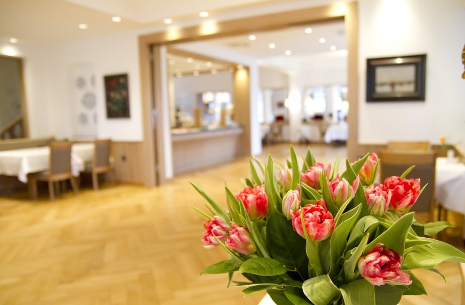 Der historische Parkettboden macht einen Teil der besonderen Atmosphäre im Parkrestaurant im Hotel Jagdhaus Wiese im Sauerland aus.