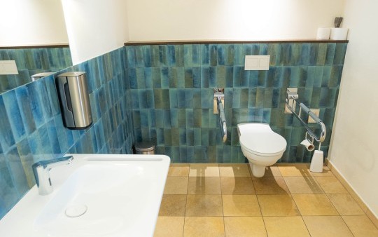 The restaurant in the Hotel Jagdhaus Wiese in the Sauerland has a spacious disabled WC