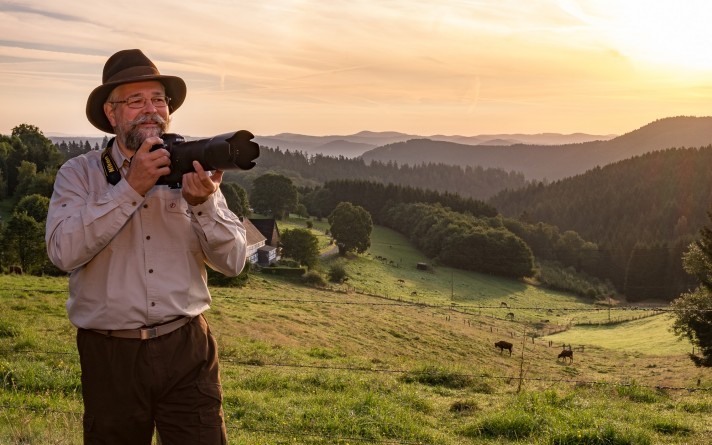 Klaus-Peter Kappest, Landschaftsfotograf aus dem Sauerland, mit seiner Kamera