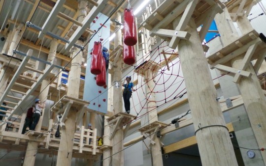 Die Kletterhalle Sauerland mit Kletterwand und Hochseilgarten liegt 8 km vom Hotel entfernt in Schmallenberg und ist ein attraktives Freizeitziel für Jung und Alt.