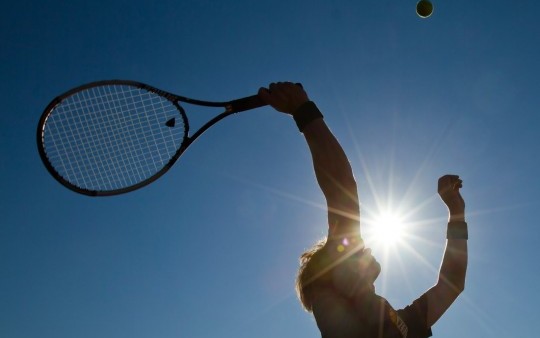 Ein Tennis-Hartplatz befindet sich 200 Meter vom Hotel entfernt im Wald gelegen.