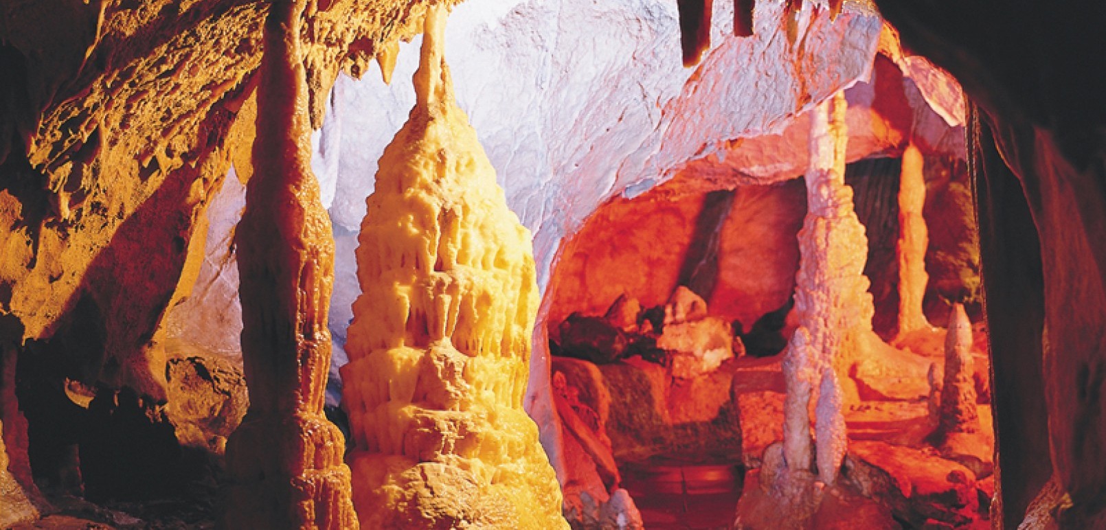Tropfsteinhöhle in Attendorn mit Stalagmiten und Stalaktiten