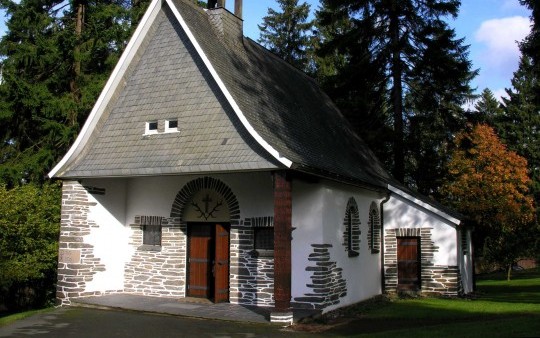 Buitenaanzicht van de Hubertuskapel in Jagdhaus in het Sauerland tegenover Hotel Jagdhaus Wiese