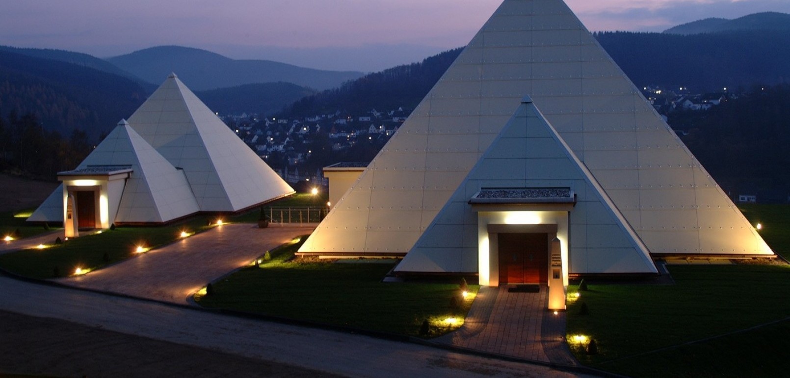 Die Sauerland Pyramiden Meggen liegen 30 Minuten vom Hotel entfernt und zeigen wechselnde Ausstellung zu Natur, Wissenschaft und Übersinnlichem