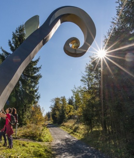 Der Krummstab ist ein Kunstwerk auf dem Waldskulpturenweg zwischen Bad Berleburg in Wittgenstein und Schmallenberg im Sauerland.