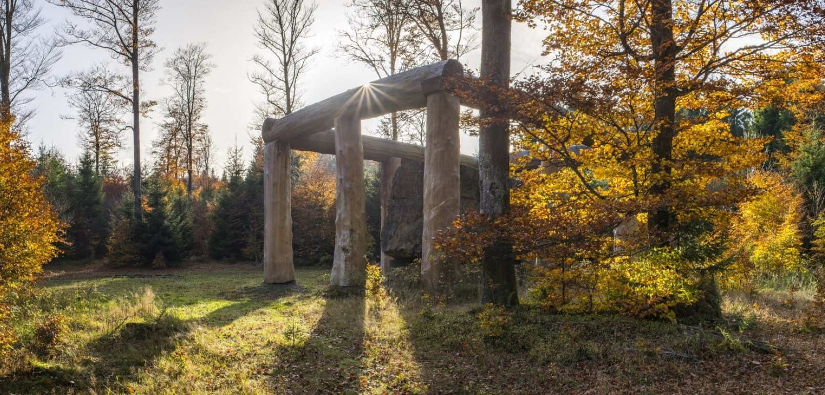 De sculptuur Stein-Zeit-Mensch van de kunstenaar Nils-Udo is een van de bekendste kunstwerken op de WaldSkulpturenWeg tussen Schmallenberg in het Sauerland en Bad Berleburg in Wittgenstein.
