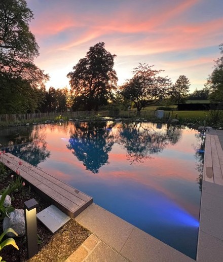Avondstemming bij het natuurbad van Hotel Jagdhaus Wiese in het Sauerland
