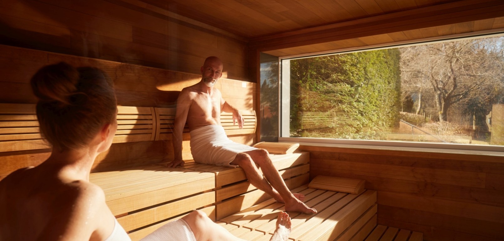 Das Wellnesshotel Jagdhaus Wiese im Sauerland verfügt über eine große Biosauna mit Aussicht ins Grüne