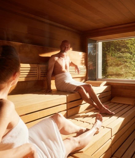 Wellnesshotel Jagdhaus Wiese in het Sauerland heeft een grote biosauna met uitzicht op het landschap