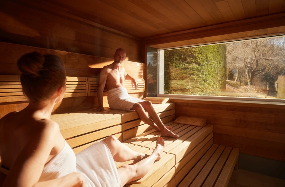 Das Wellnesshotel Jagdhaus Wiese im Sauerland verfügt über eine große Biosauna mit Aussicht ins Grüne